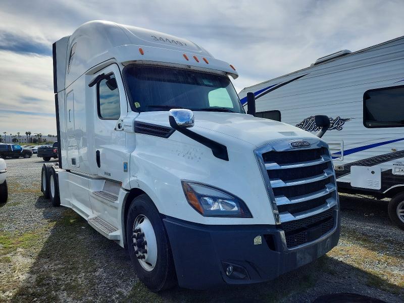 2020 Freigliner 2020 Freightliner Cascadia 126 Semi Truck