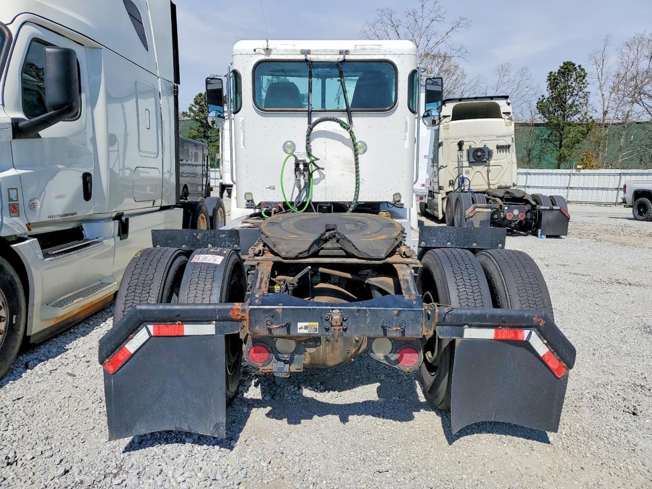 2016 Peterbilt 382 Semi Truck