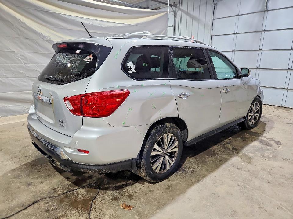 2017 Nissan Pathfinder sv