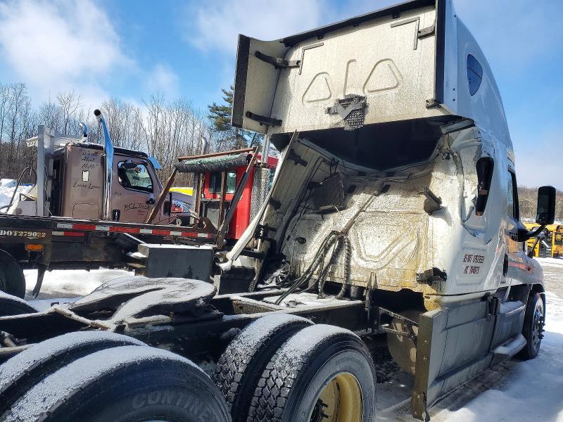2018 Freigliner 2018 Freightliner Cascadia 126 Semi Truck