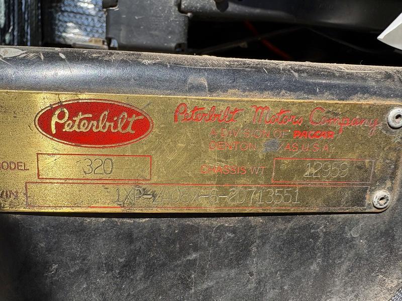 2002 Peterbilt Tractor 2002 Peterbilt 320 Semi Truck