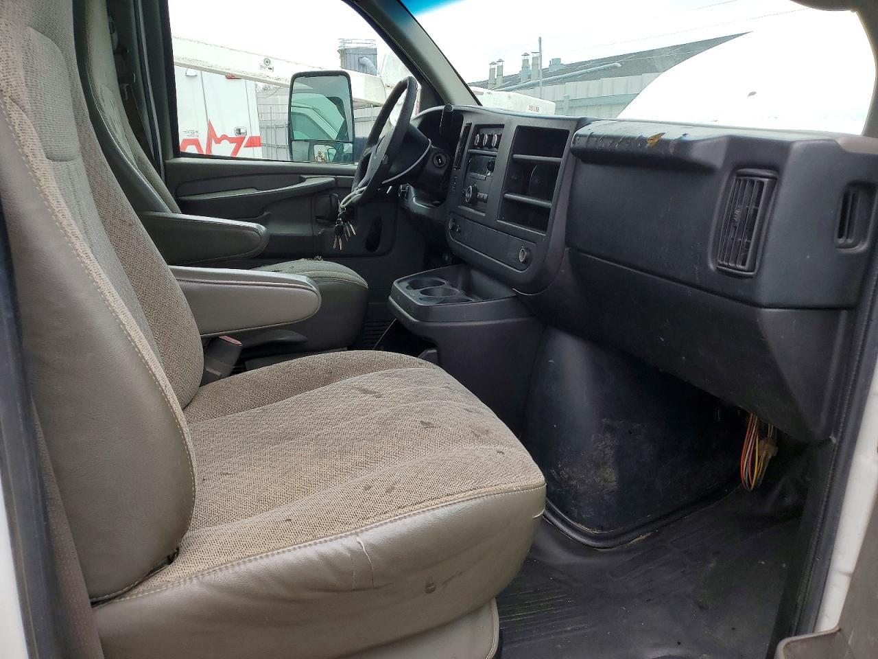 2013 GMC Savana BOX Truck