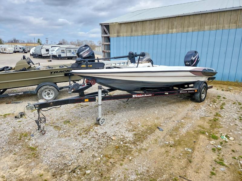 1999 Triton Boat