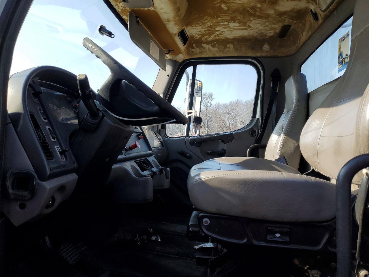2010 Freigliner 2010 Freightliner Business Class M2 Semi Truck
