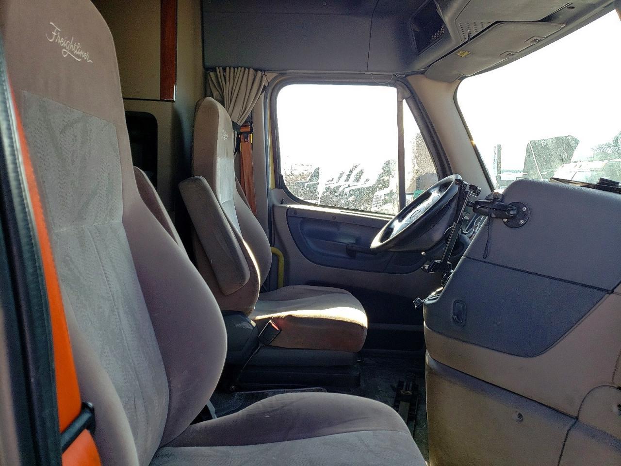 2018 Freigliner 2018 Freightliner Cascaia 113 Semi Truck