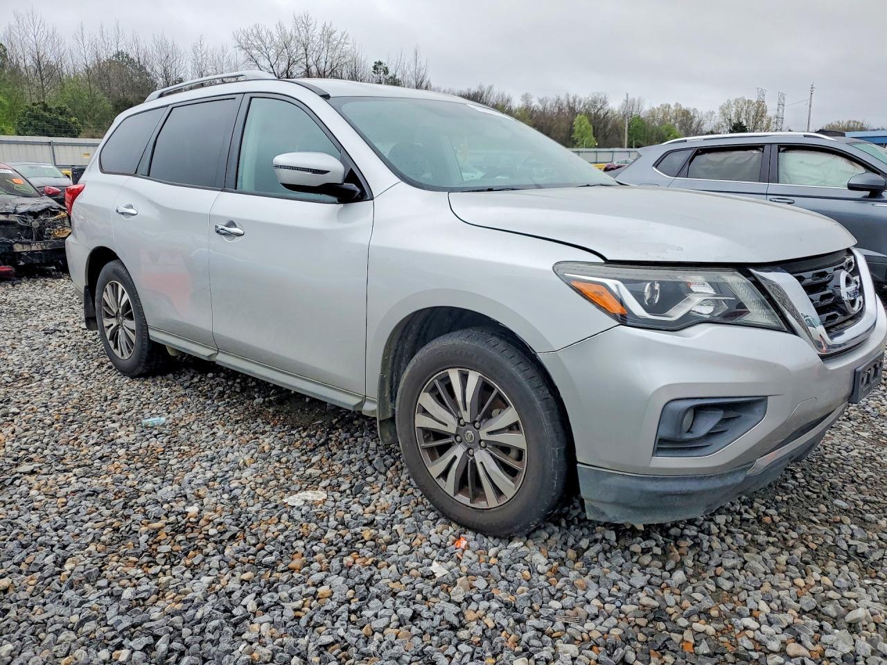 2017 Nissan Pathfinder sv
