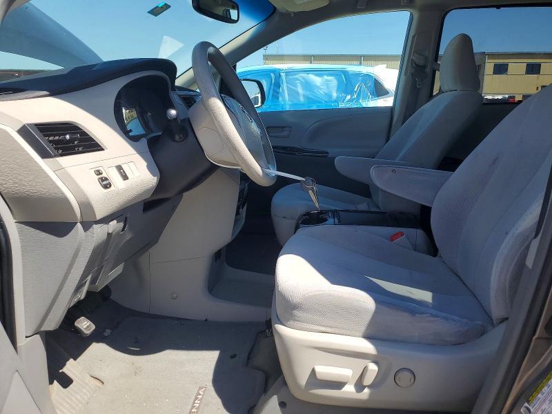2012 Toyota Sienna le 8-passenger