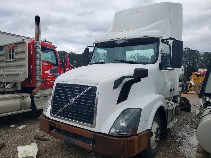 2015 Volvo VNL Semi Truck