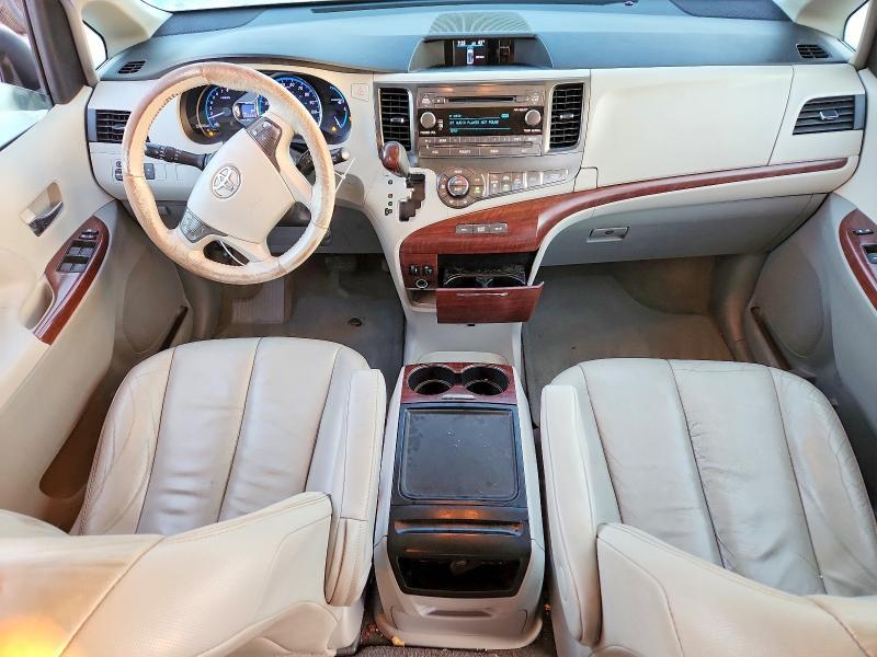 2014 Toyota Sienna xle 8-passenger