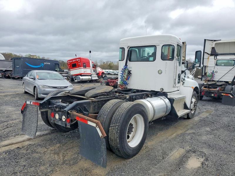 2015 Kenworth T330 Semi Truck