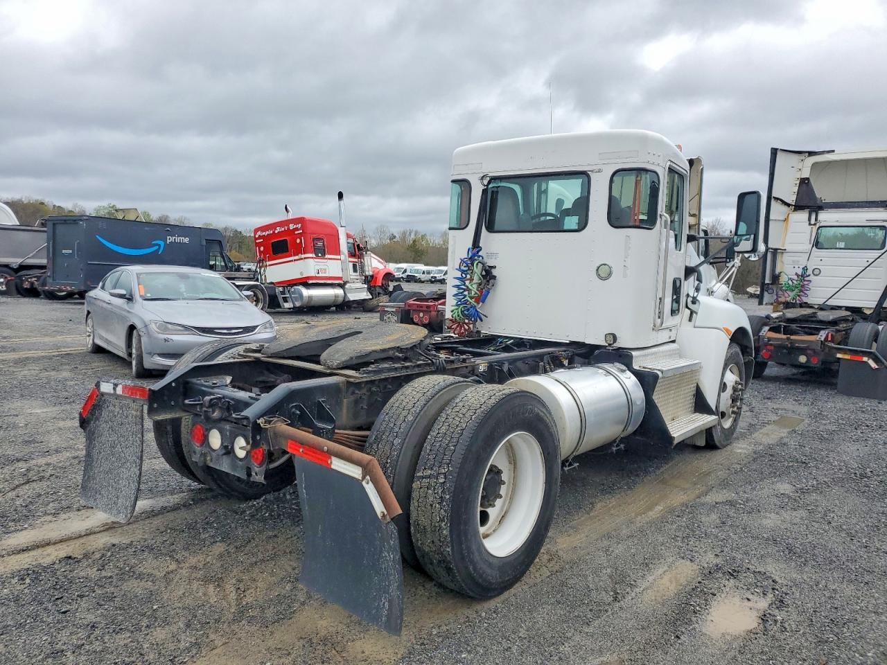 2015 Kenworth T330 Semi Truck
