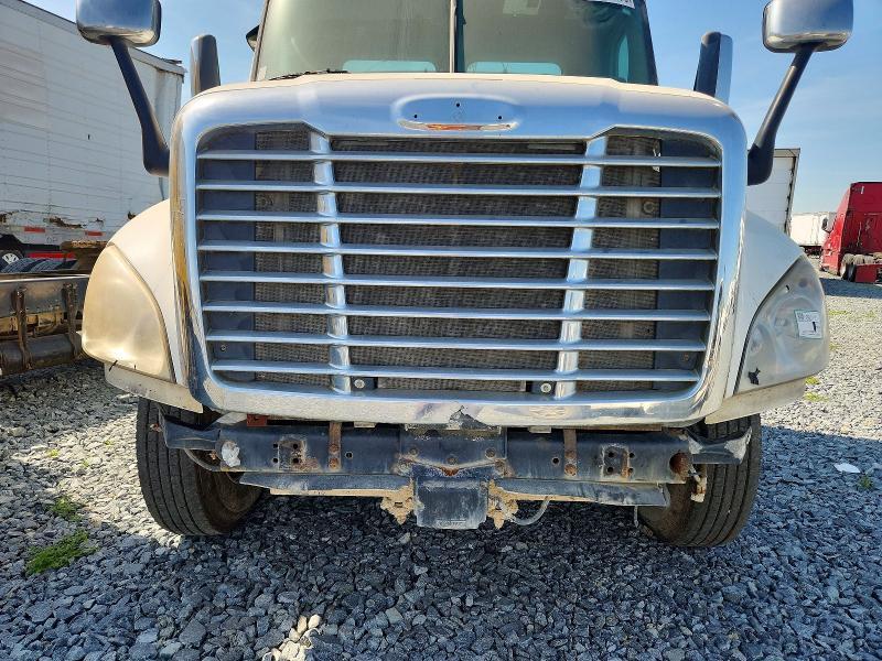 2015 Freightliner Cascadia Semi Truck