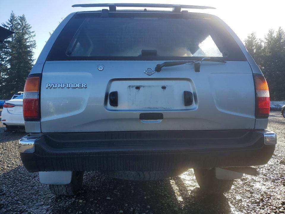 1999 Nissan Pathfinder xe