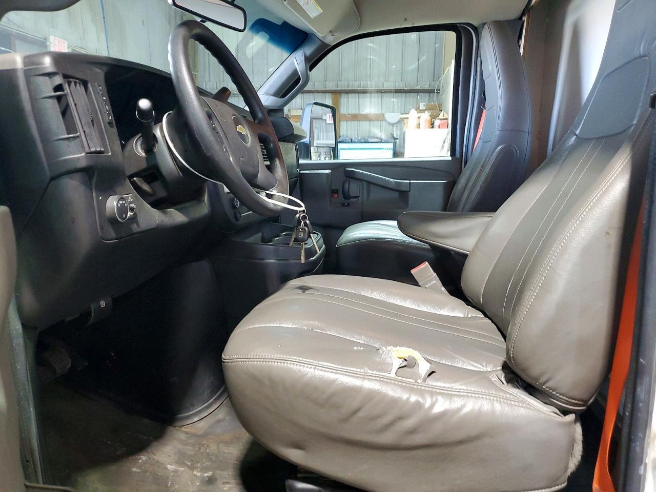 2017 Chev Express 4500 W/14' BOX