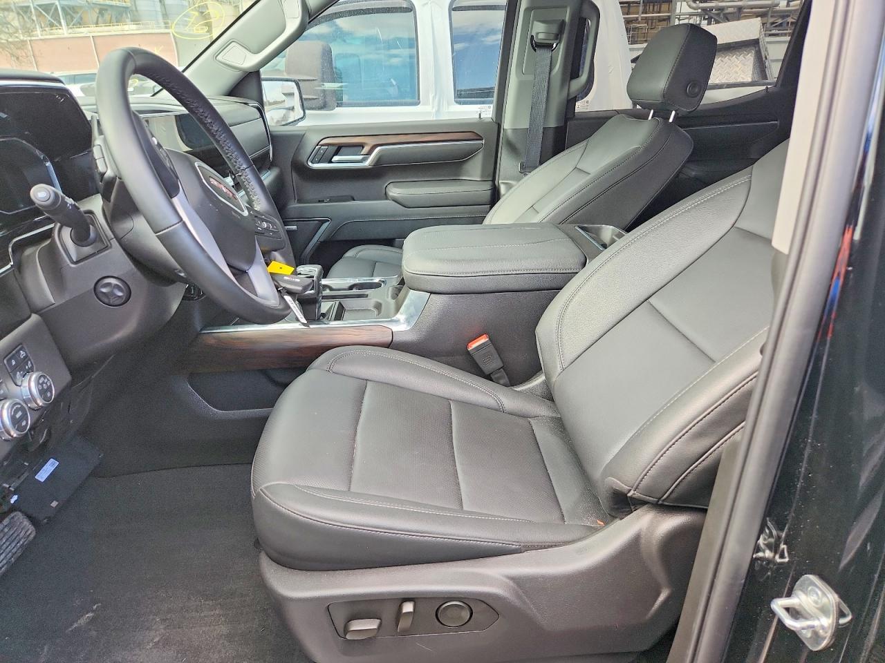 2025 GMC Sierra K1500 SLT