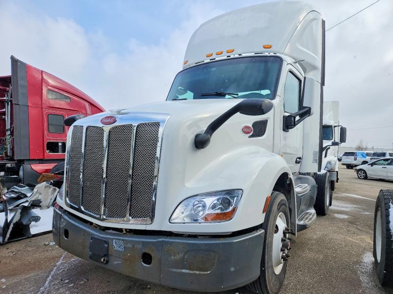2017 Peterbilt 579 Semi Truck