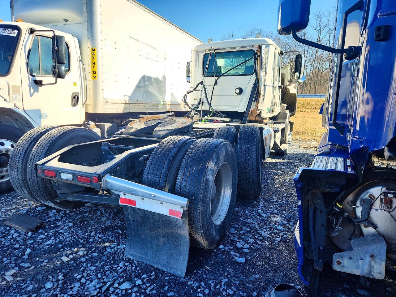 2016 Mack CXU613 Semi Truck