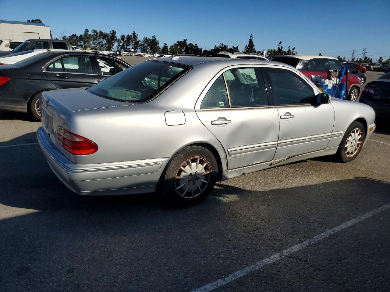 2001 Mercedes-Benz E 320