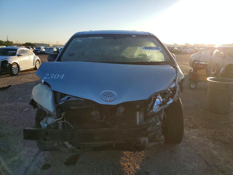 2014 Toyota Sienna le 8-passenger