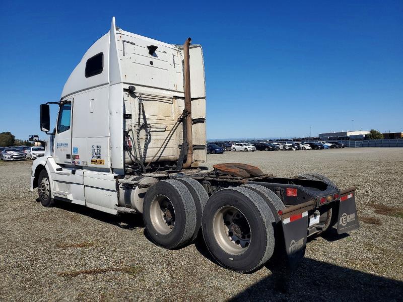 2014 Volvo VNL Semi Truck