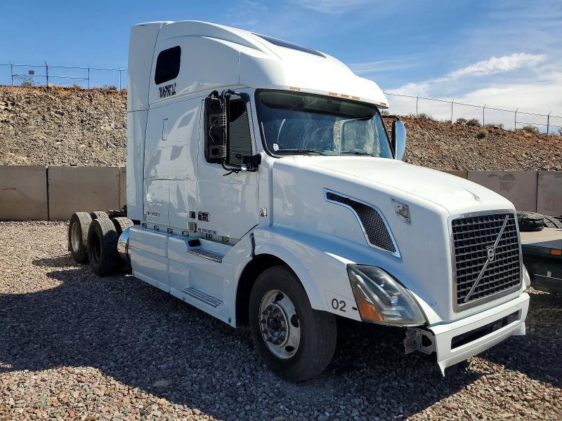 2014 Volvo VNL Semi Truck