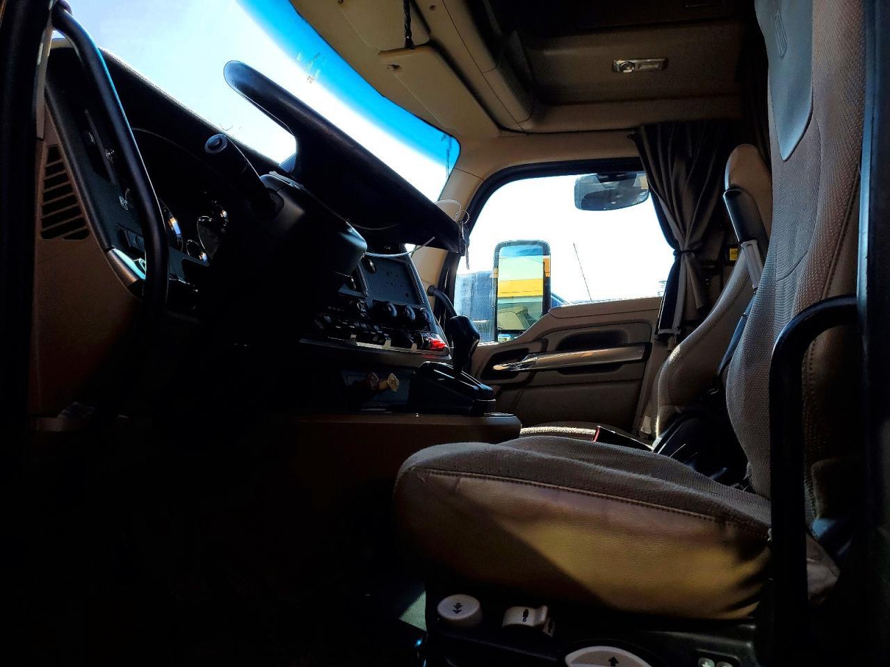 2018 Kenworth T680 Semi Truck