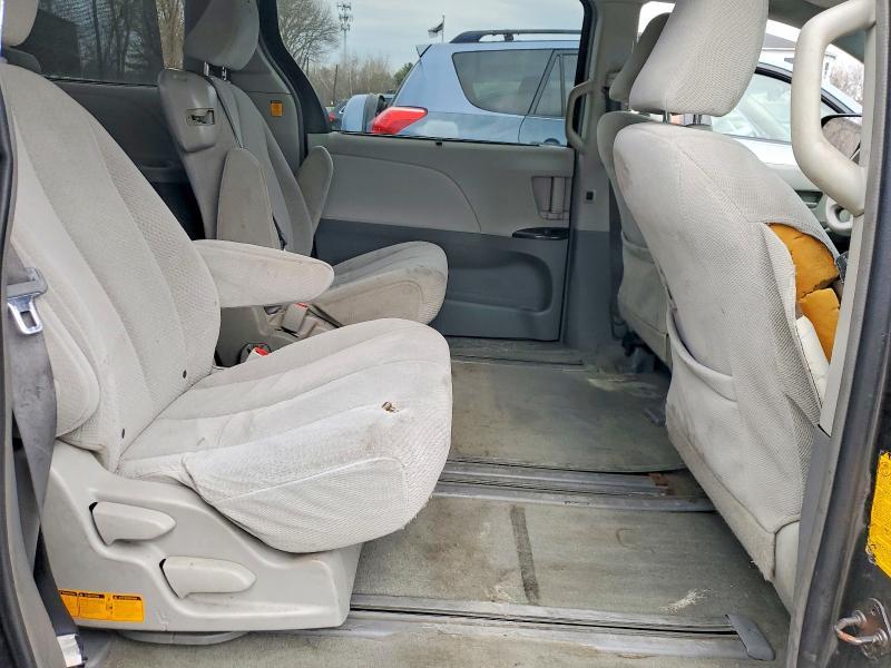 2011 Toyota Sienna le 8-passenger