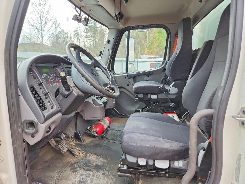 2022 Freightliner Business Class M2 BOX Truck