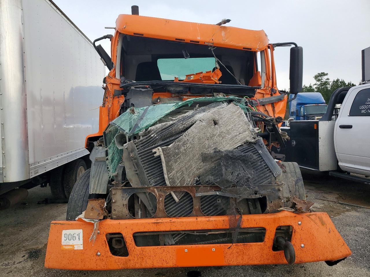 2009 Volvo VNM Semi Truck