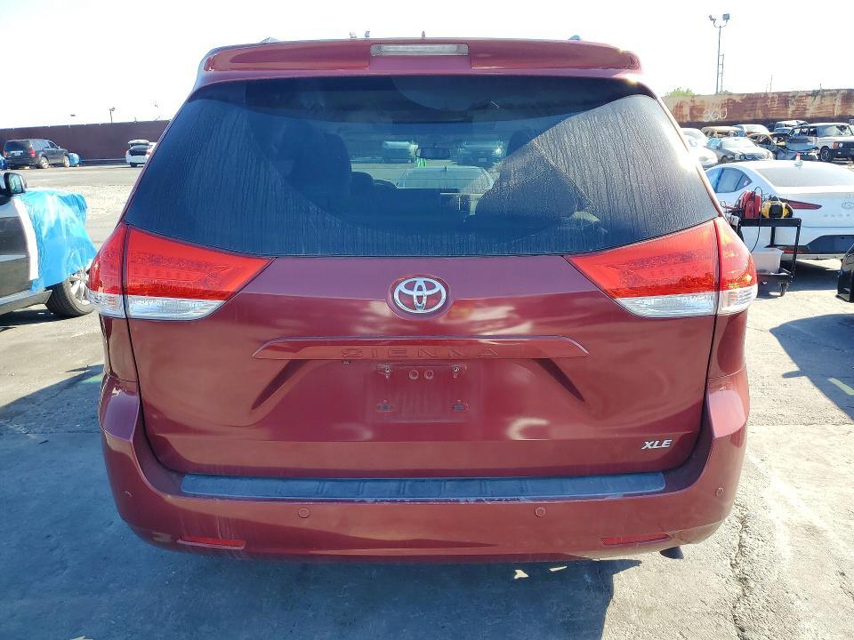 2012 Toyota Sienna xle 8-passenger