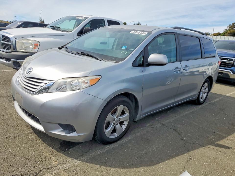 2015 Toyota Sienna le 8-passenger