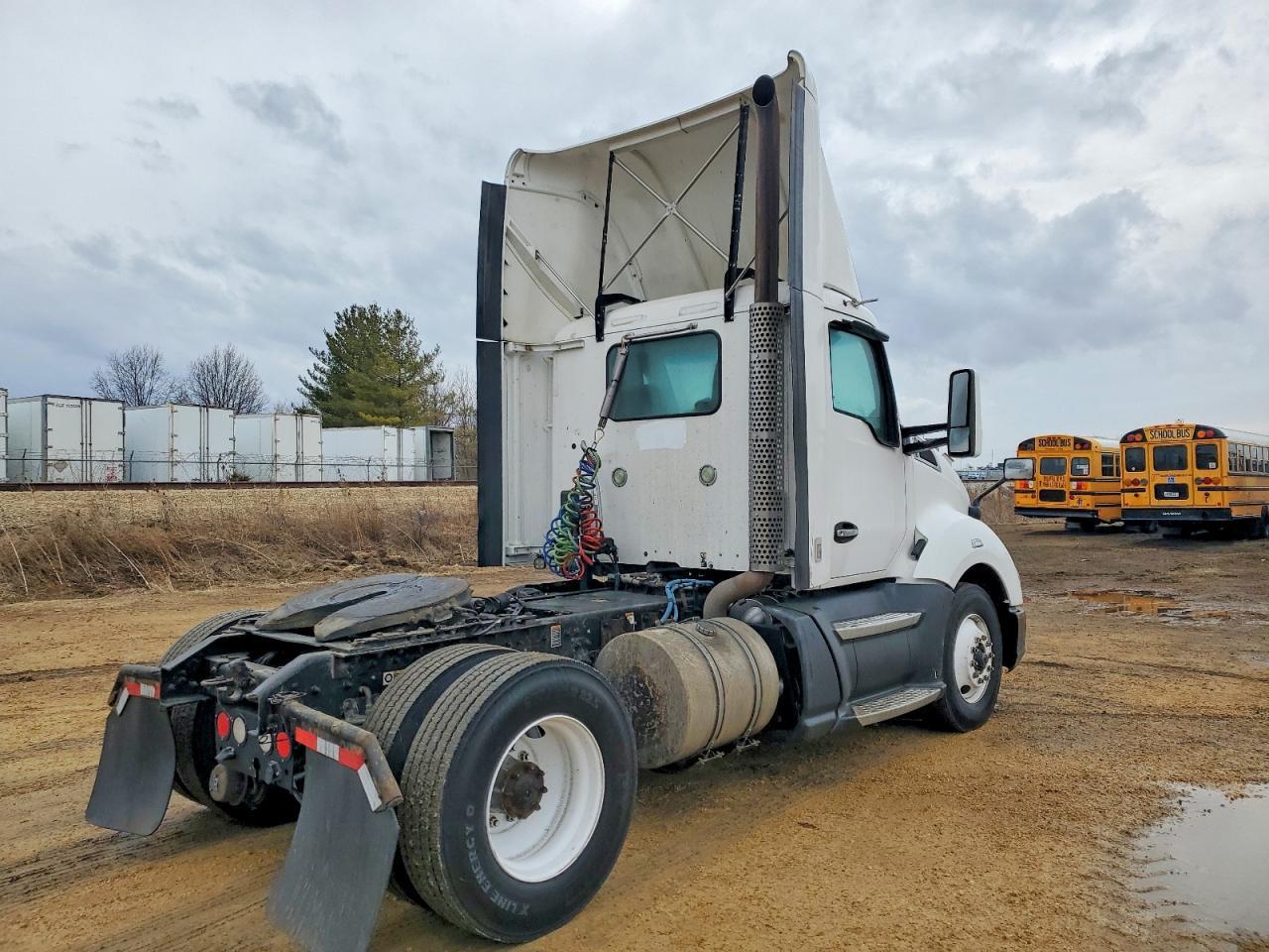 2016 Kenworth T680 Semi Truck