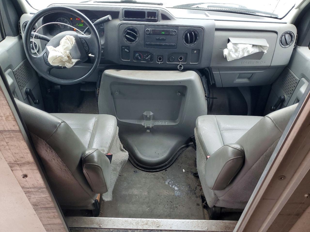 2014 Ford Econoline E350 Super Duty Cutaway Van