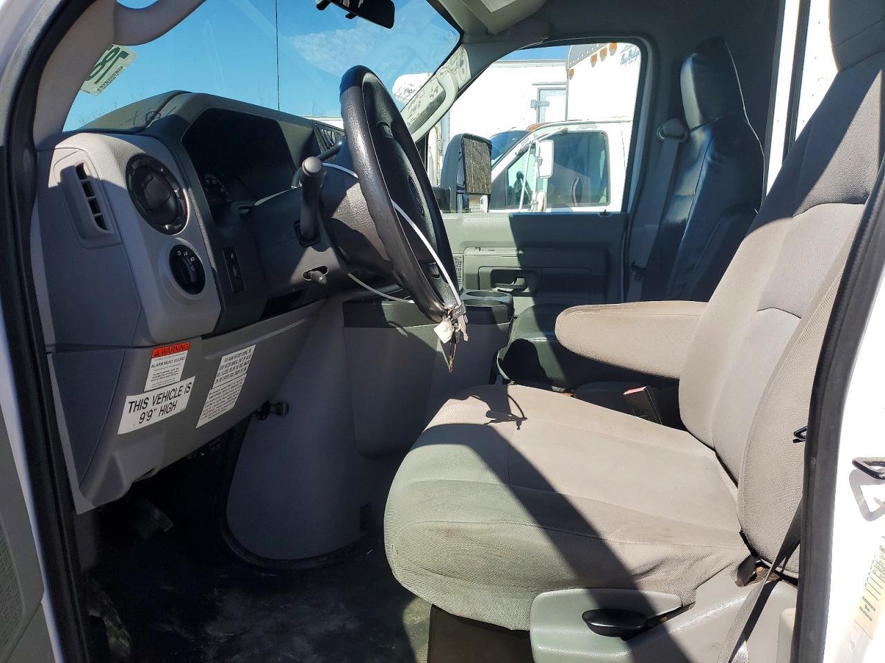 2013 Ford Econoline E350 Super Duty Cutaway Van