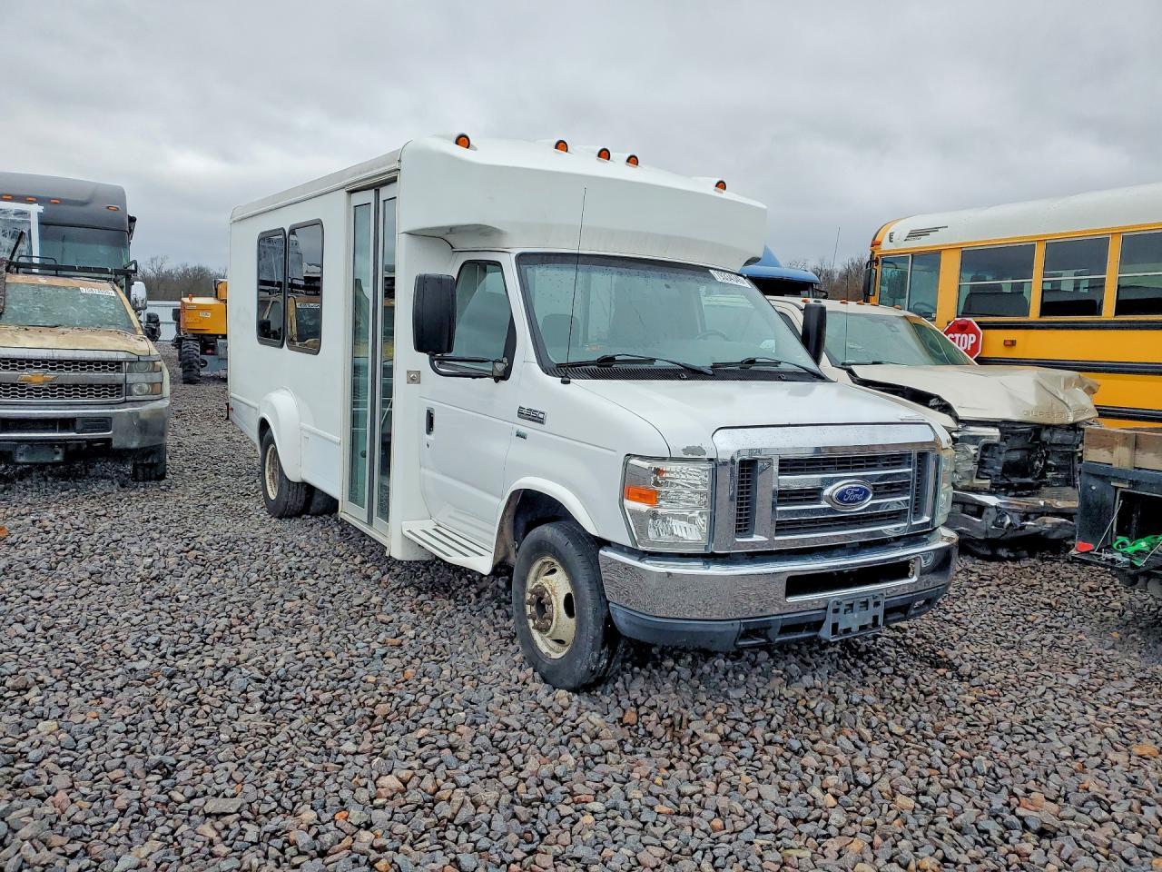 2015 Ford Econoline E350 Super Duty Cutaway Van