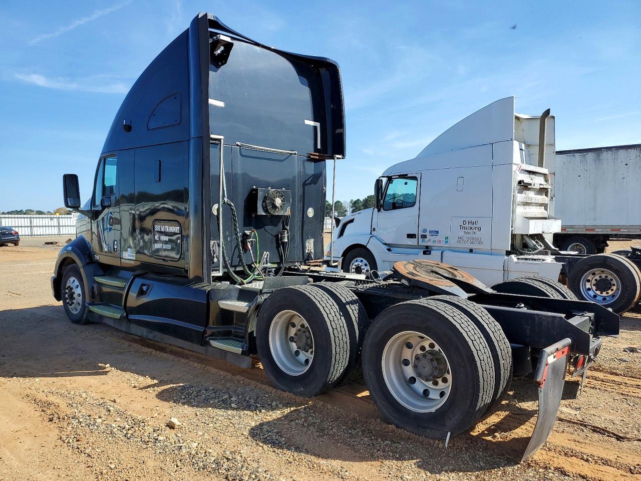 2011 Kenworth T700 Semi Truck