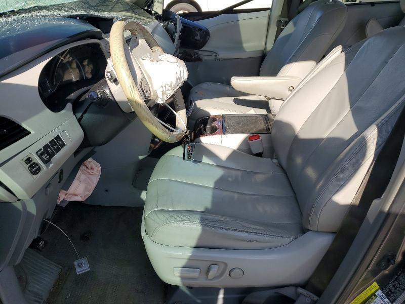 2014 Toyota Sienna xle 8-passenger