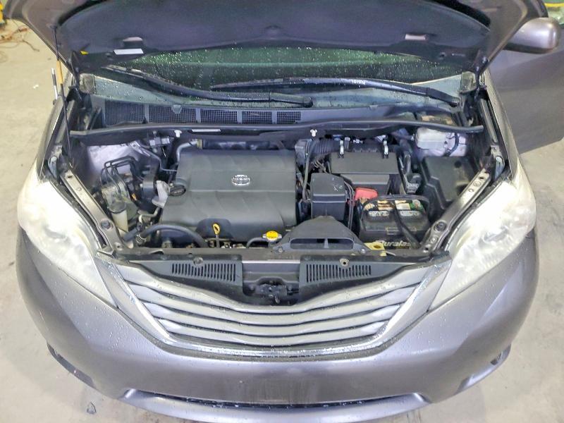 2014 Toyota Sienna xle 7-passenger