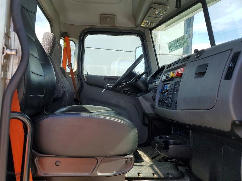 2016 Peterbilt 382 Semi Truck
