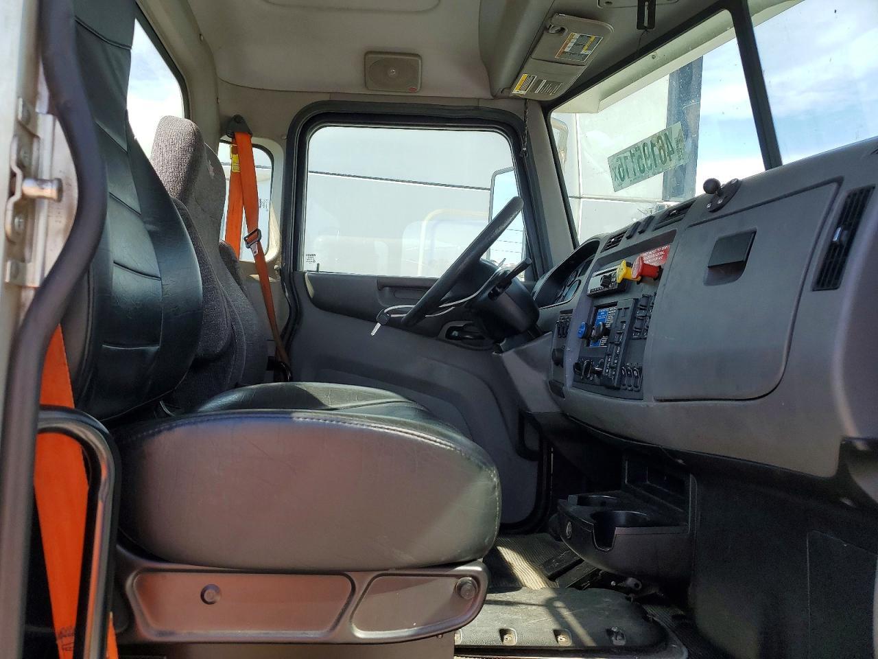 2016 Peterbilt 382 Semi Truck