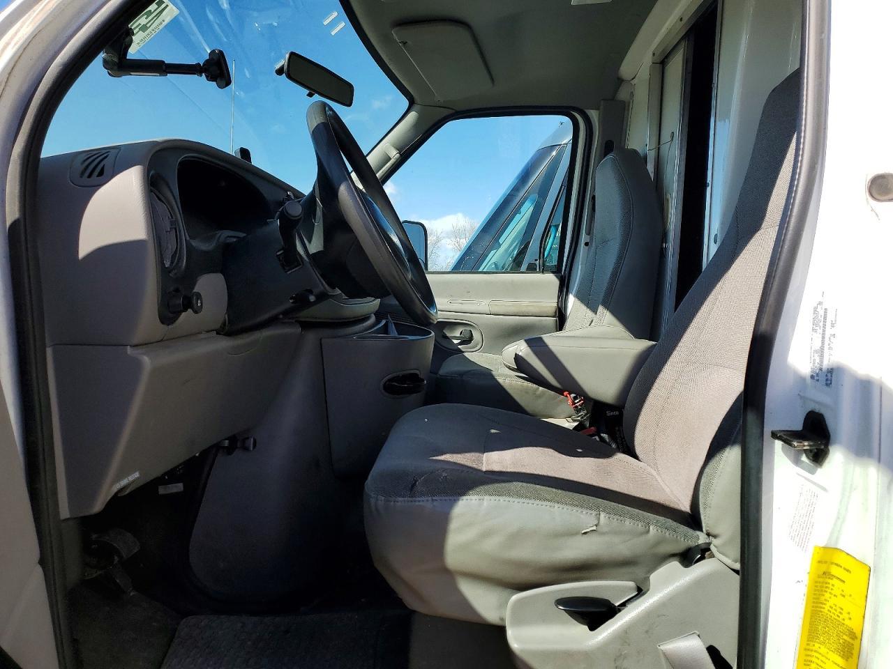 2002 Ford E350 BOX Truck