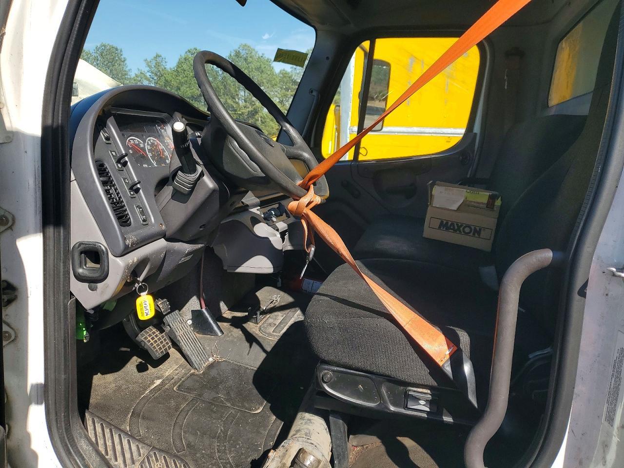 2017 Freightliner Business Class M2 BOX Truck