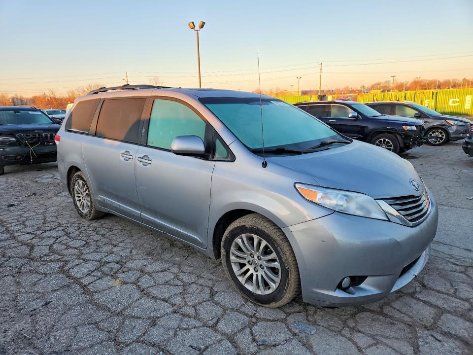 2014 Toyota Sienna xle 8-passenger