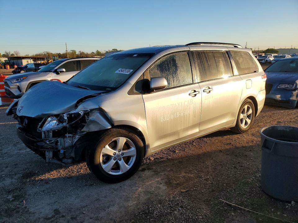 2014 Toyota Sienna le 8-passenger