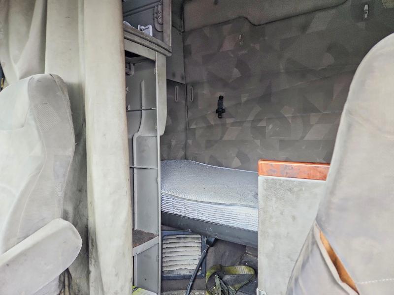 2007 Volvo VNL Semi Truck