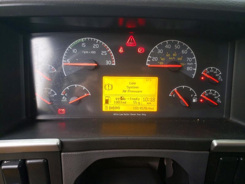 2011 Volvo VNL Semi Truck