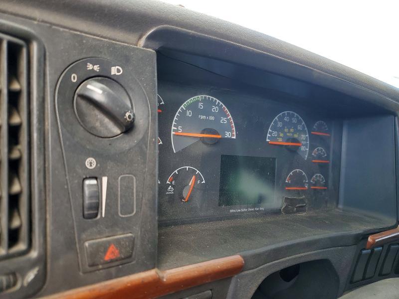 2011 Volv O VNL Semi Truck