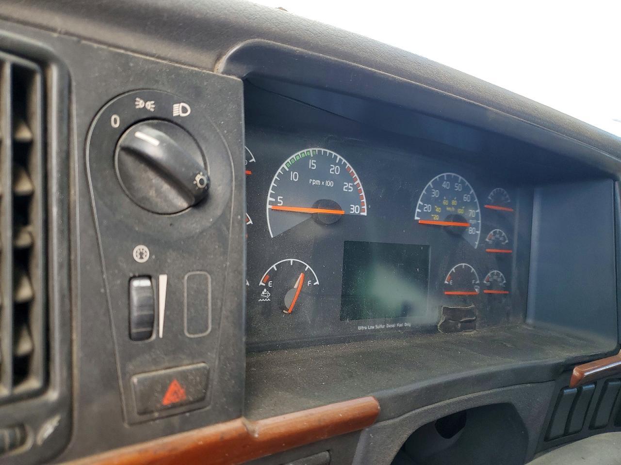 2011 Volv O VNL Semi Truck