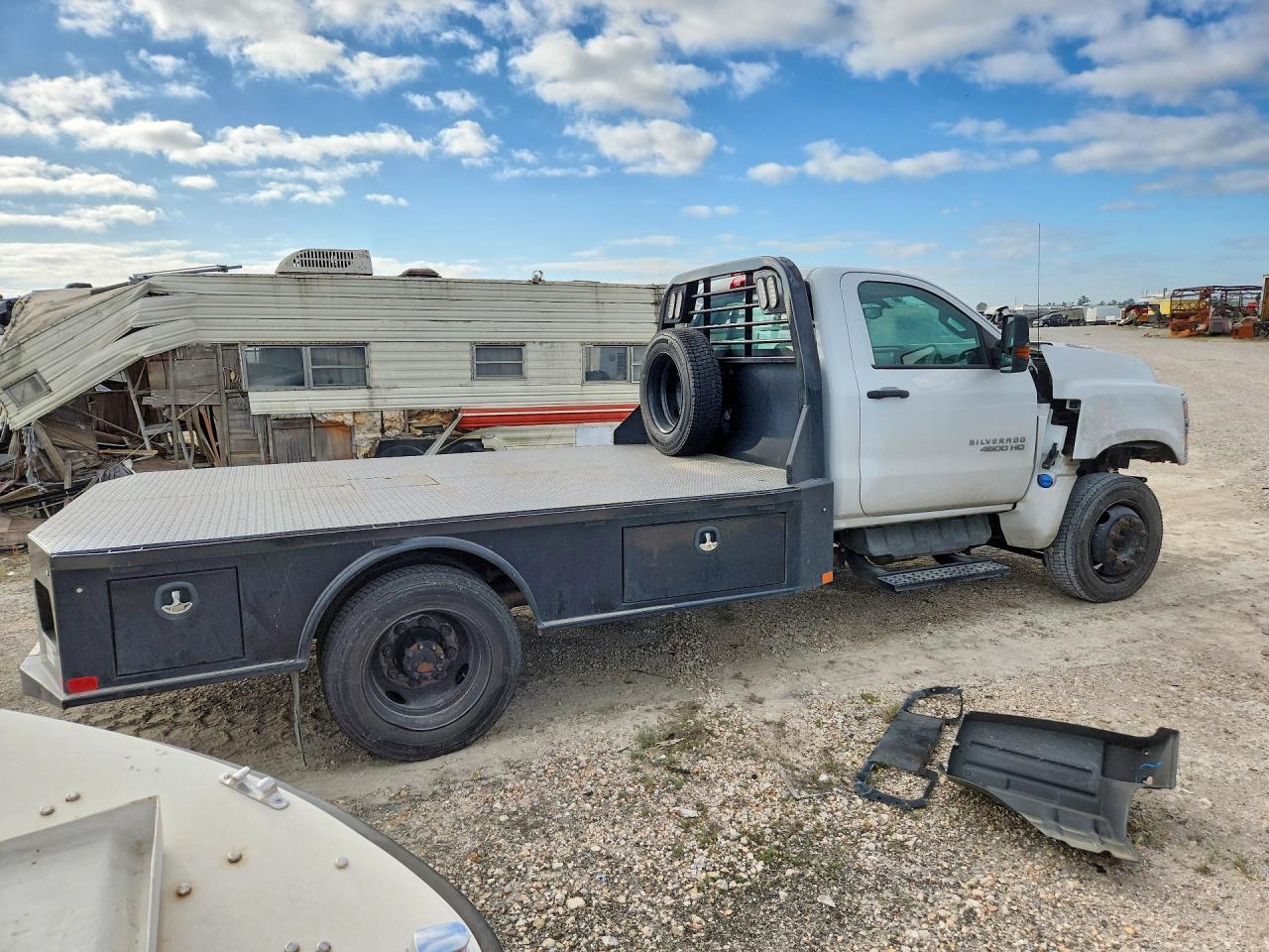 2022 GM GM515 Flatbed Truck
