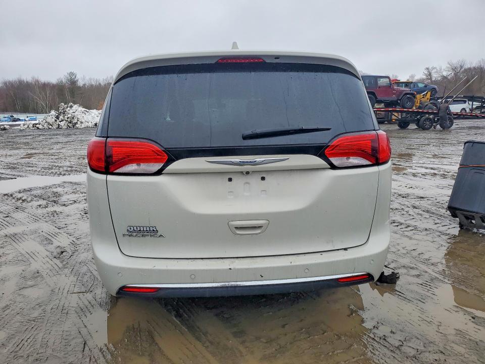 2017 Chrysler Pacifica Touring l